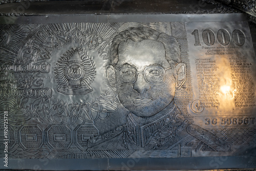 シルバー彫刻に刻まれたタイ国王肖像