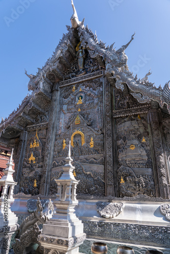 タイ・チェンマイのワット・シースパン 銀色に輝く本堂外観