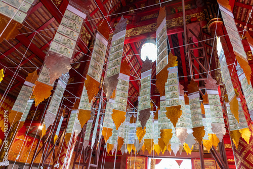 本堂内部に吊るされたタンブンの紙幣装飾