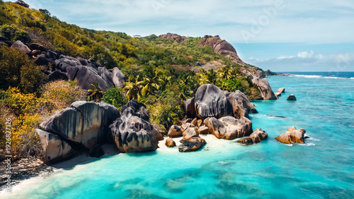 Foto Aerial view of Anse Source d'Argent beach, La Digue, Seychelles, featuring iconic granite boulders, turquoise waters, and lush tropical vegetation