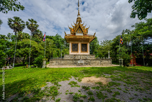 Φωτογραφία Ornate Buddhist stupa in a green temple garden