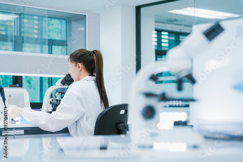 Schilderij op canvas Pharmaceutical scientist validating pre-clinical drug discovery protocols via microscopic analysis