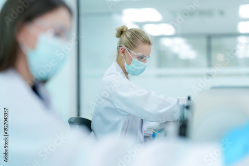 Canvastavla Histopathology technician operating microtome for tissue biopsy sectioning