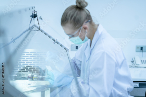 Tableau sur toile Clinical embryologist manipulating gamete specimens for in vitro fertilization (ivf) procedure