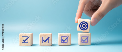 Blocos com marca de verificação e alvo simbolizando metas atingidas, organização, planejamento e controle de qualidade.