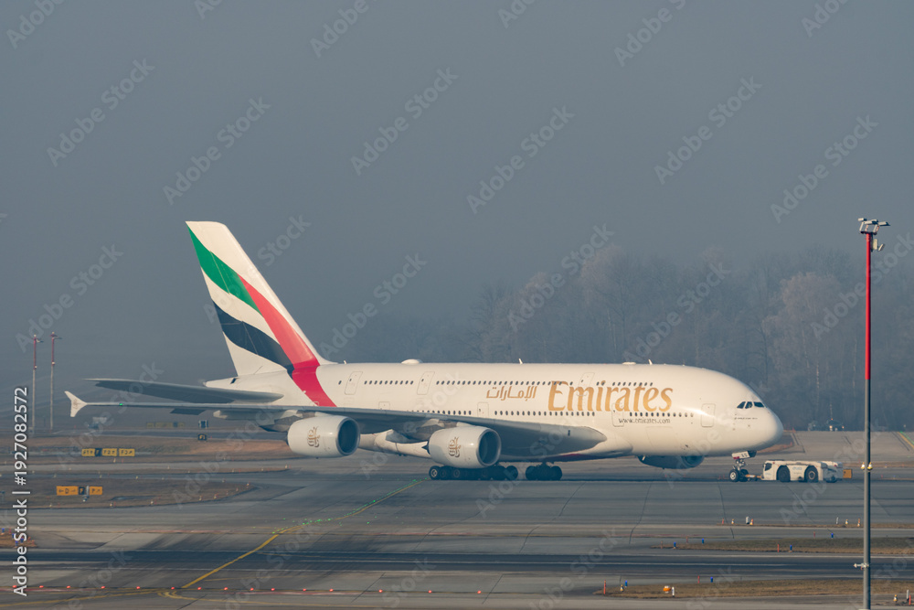 Fototapeta premium A6-EED Emirates Airbus A380-861 jet in Zurich in Switzerland 21.1.2026