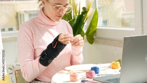 Foto Seamstress engaged in detailed embroidery near windowlight