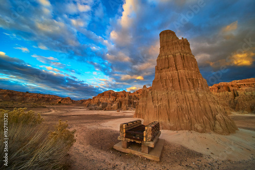 Fotografia Cathedral Gorge State Park Formation at Golden Hour with Grill in Nevada Desert