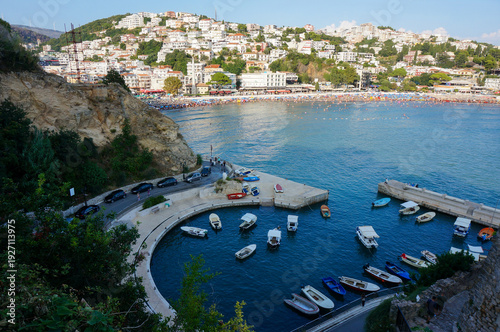 Fotografie Marina Kacema, beach in background, city on hills
