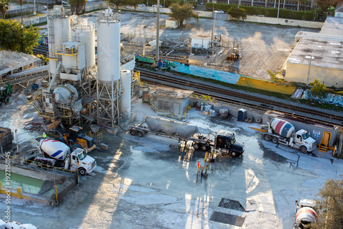 Foto Aerial view of cement plant in urban area