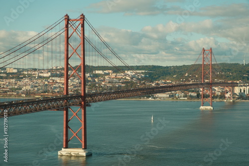 Foto 25 de Abril Bridge in Lisbon, Portugal - a stunning, 2,277-meter-long suspension
