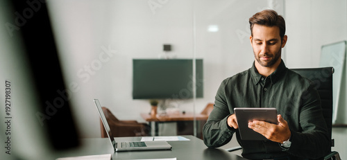 Fotografi Executive professional man working online using computer for financial business banking work