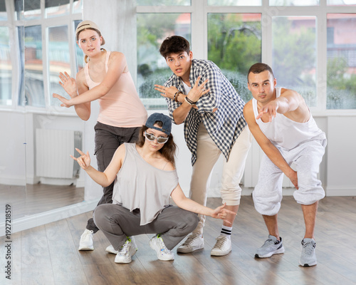Foto During rehearsal, girls and guys enjoy hip hop and break dancing
