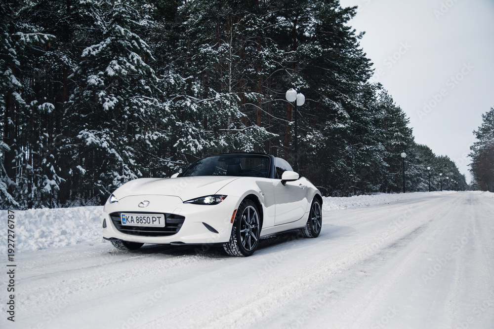 Φωτογραφία White roadster Mazda MX-5 Miata in the winter forest
