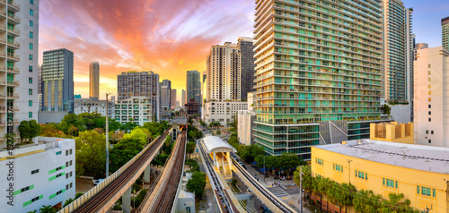 Foto Aerial scene of Miami Brickell elevated railroad and passing commuter train betw