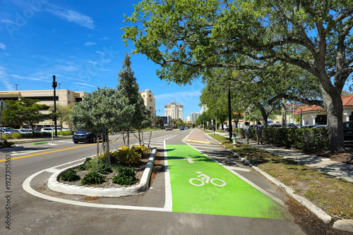 Foto Designated green bike lane on busy Sarasota street in Florida, bordered by traff