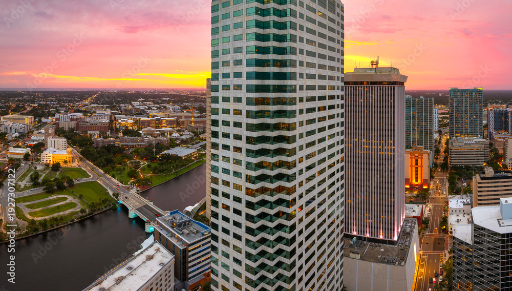 Obraz premium Tampa, Florida. Downtown district of American city after sunset with brightly illuminated high buildings and street traffic. USA travel destination.
