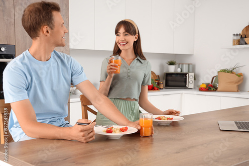Young couple eating pasta w...