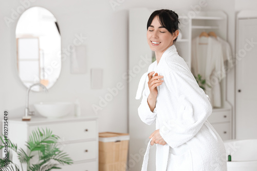 Happy young woman in soft b...