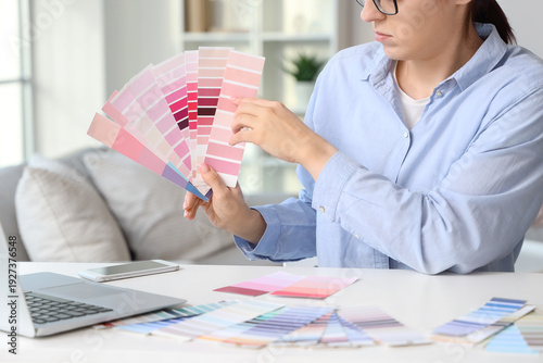 Female interior designer wo...