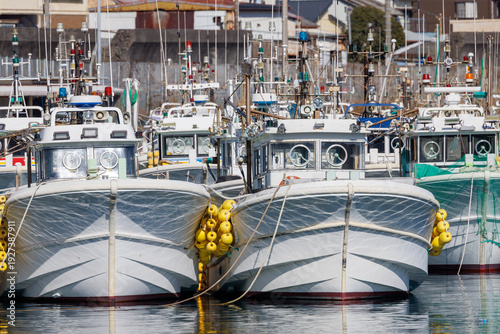 静岡県・由比漁港に密集して係留された白い漁船群