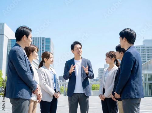 Wallpaper Mural 屋外で話すビジネスパーソン Torontodigital.ca