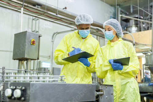 Εκτύπωση καμβά Quality control team inspecting canned fish production line in seafood factory