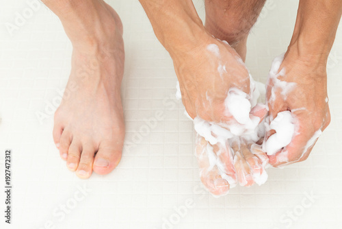 Foto 足を洗う男性