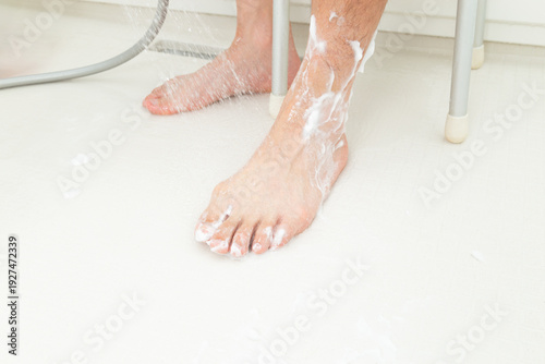 足を洗う男性