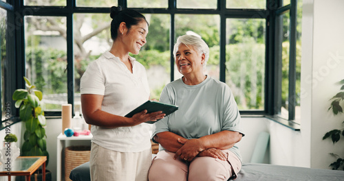 Foto Tablet, physiotherapist and senior woman in consultation, laugh or healthcare report in clinic