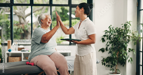 Photos Physical therapy, tablet or old woman with high five in clinic, checkup or healing progress celebration