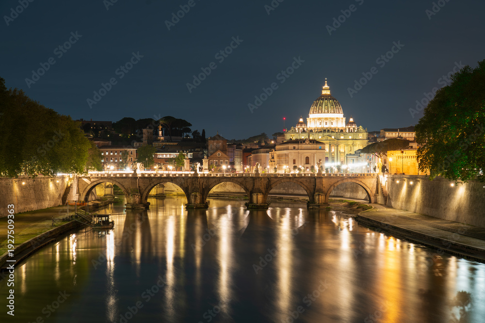 Fototapeta premium Saint Peter basilica at night in Vatica. Italy