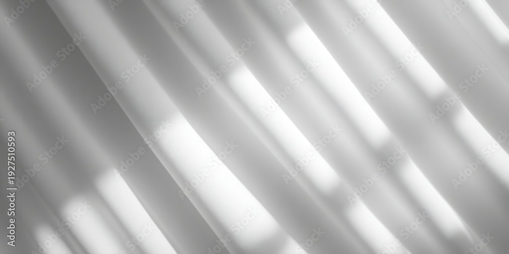 Fototapeta premium Abstrakte Textur aus Falten und Lichtreflexen auf weißem Stoff