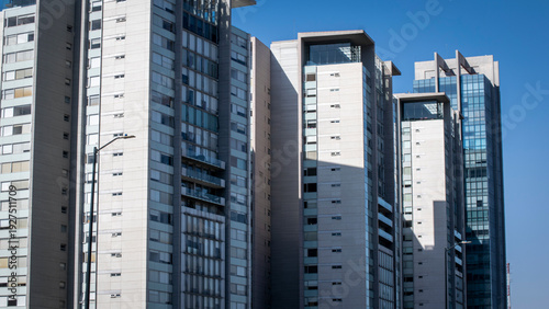 building in the cityedificios
