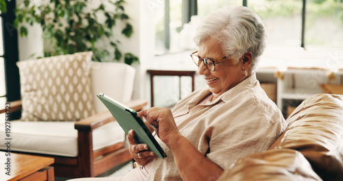 Φωτογραφία Reading, tablet or senior woman on couch, word game app or online brain teaser for retirement wellness