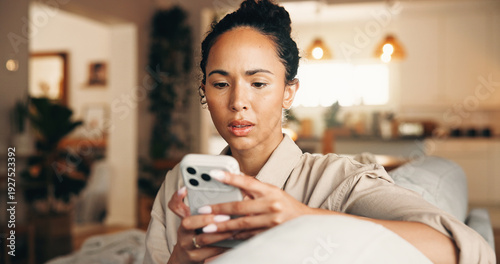 Foto Worry, woman and reading with phone at house for scam, phishing email and fraud notification
