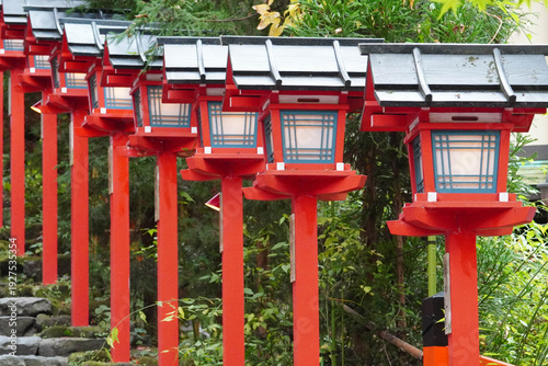 京都貴船神社の朱塗りの灯籠が立ち並ぶ参道の石段