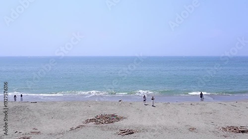 水平線の向こうまで広がる夏の海と青空で、夏休みのイメージの動画素材
