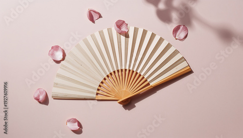 竹の扇子の曲線に沿って桜の花びらを配置した和の春の余白素材