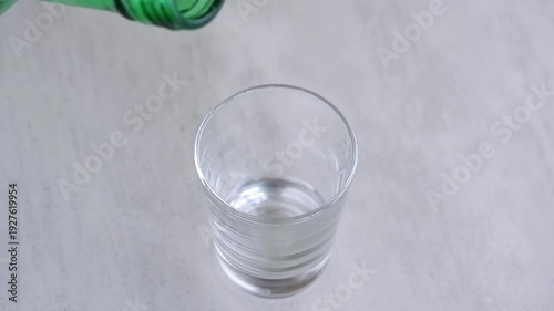 韓国の伝統的な蒸留酒、韓国焼酎（ソジュ）をグラスに注ぐ動画素材（スローモーション）
