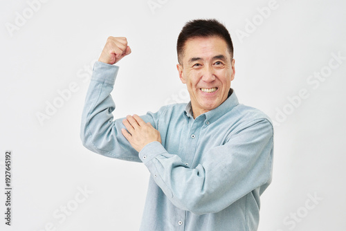 Wallpaper Mural 白背景で力こぶのジェスチャーの男性 Torontodigital.ca