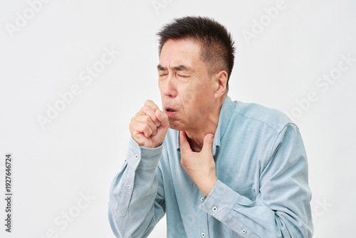 Fotografija 白背景で咳き込むシニア男性