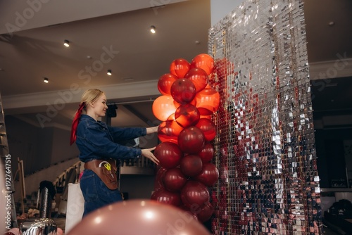 Картината върху платно Event coordinator decorating party photo zone with balloons