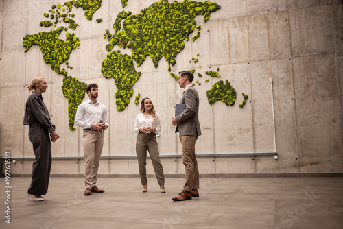 Quadro su tela Business meeting discussing global sustainability goals in modern office