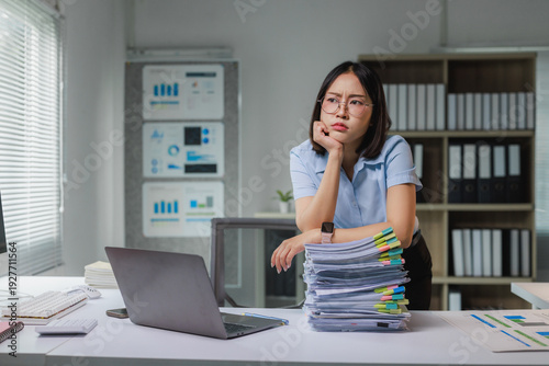 Billede på lærred Stressed businesswoman thinking about overwhelming office paperwork