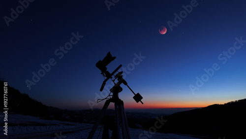 Fotografia Amateur astrophotography equipment with camera, tripod star-tracker for photographing stars, planets and Moon