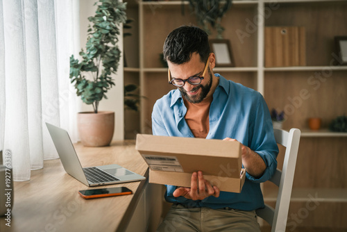 Fotografi Man receiving package for home online shopping delivery