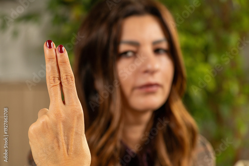 Fotografia Therapist guiding EMDR eye movements using finger motion