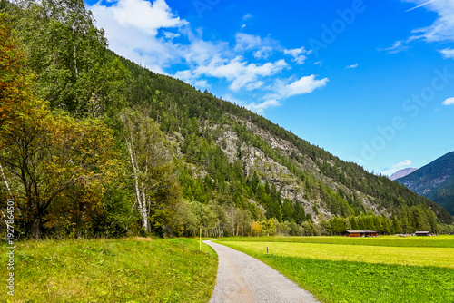 Längenfeld, Ötztal, Ötztaler Ache, Fluss, Uferweg, Wanderweg, Tal, Tirol, Berge, Wald, Landwirtschaft, Sölden, Herbst, Spätsommer, Österreich