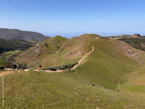 Ruta de senderismo entre colinas verdes del Monte Pavón en Canarias